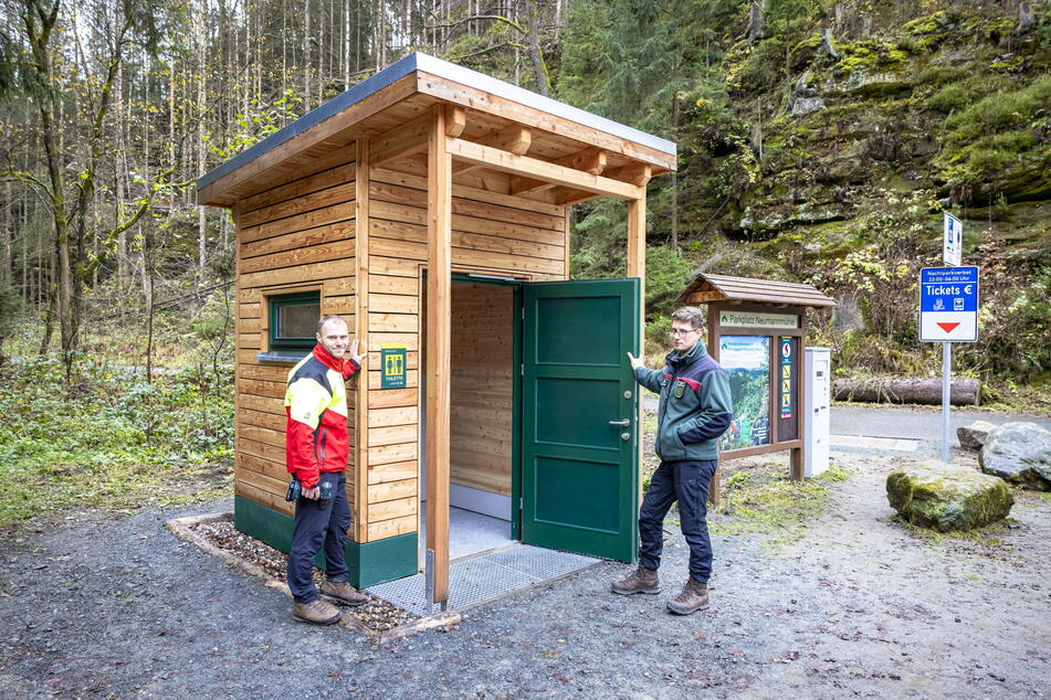 Martin Aulitzky (l.) und Alexander Nowak von der Nationalparkverwaltung präsentieren stolz die neue Waldtoilette am Parkplatz Neumannmühle. Weitere finden sich am Nassen Grund und am Lilienstein.