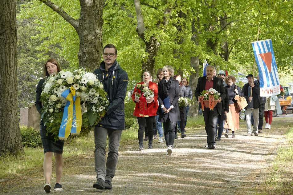 Oberbürgermeisterin Barbara Ludwig (58, SPD) und die Stadträte legten am Freitag Kränze nieder.