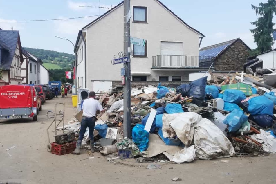 Die Einsatzkräfte helfen im Katastrophengebiet bei den Aufräum- und Rettungsarbeiten.