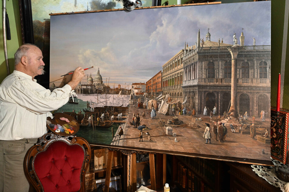 Roland Schwenke (69) malt sein seiner Gorbitzer Wohnung sein zweites großes Venedig-Bild mit Hafen-Szenerie.