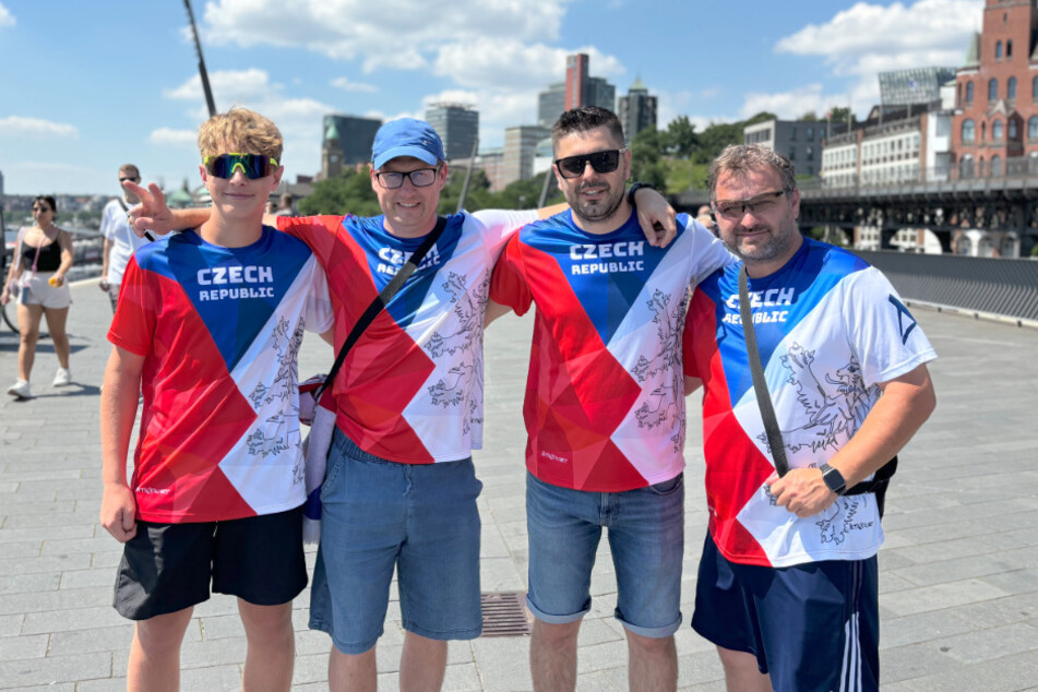 Die tschechischen Fans genießen das gute Wetter in der Hansestadt bevor es ins Volksparkstadion zum Spiel geht.