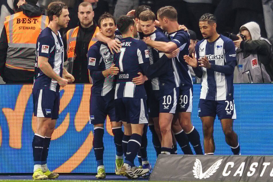 Die Berliner feiern den verdienten Führungstreffer.