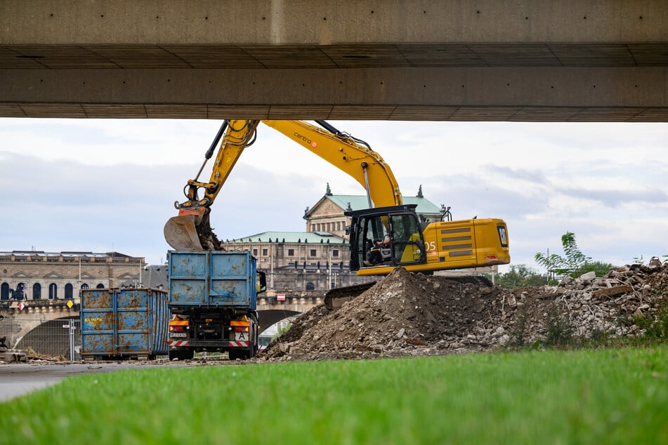 Auf der Neustädter Seite werden noch letzte Reste weggebaggert. Die Hauptarbeiten sollen ab Mittwoch jedoch auf der anderen Elbseite stattfinden.