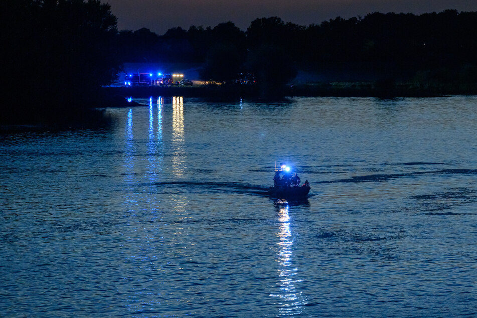 Rettungskräfte suchen nach dem Schlauchboot.