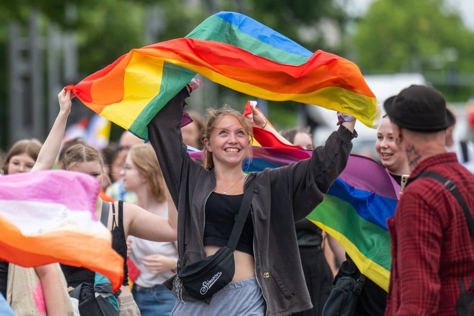 Zwischen den schwarz-rot-goldenen Fußballfahnen weht am Samstag in Dresden auch die Regenbogenflagge. (Archivbild)