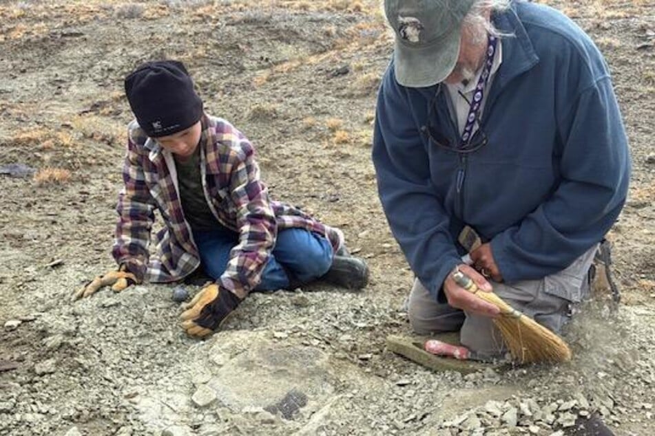 Der Junge und sein Opa stellen Untersuchungen an.
