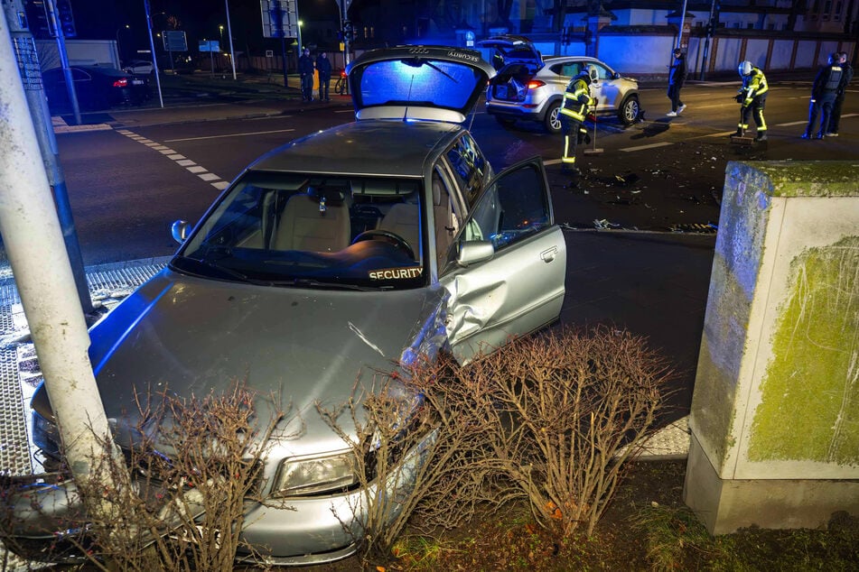 Der Audi-Fahrer kollidierte zuerst mit dem Hyundai und anschließend mit einem Lichtmast.