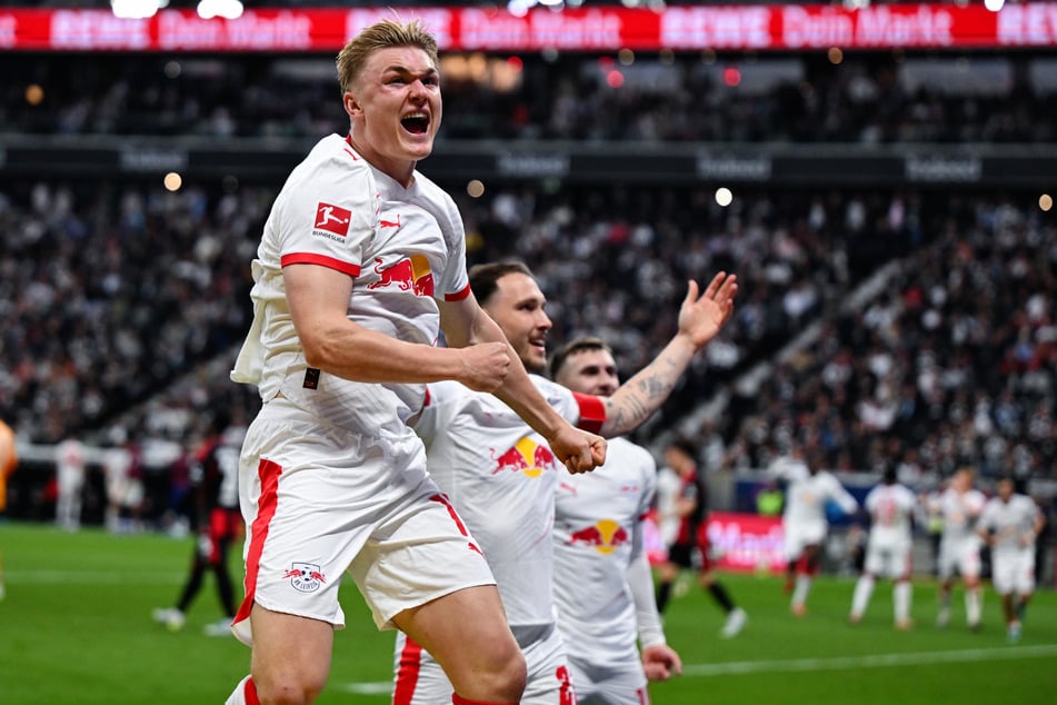 Direkt nach seiner Einwechslung macht Conrad Harder mit dem 1:3 alles klar in Frankfurt.