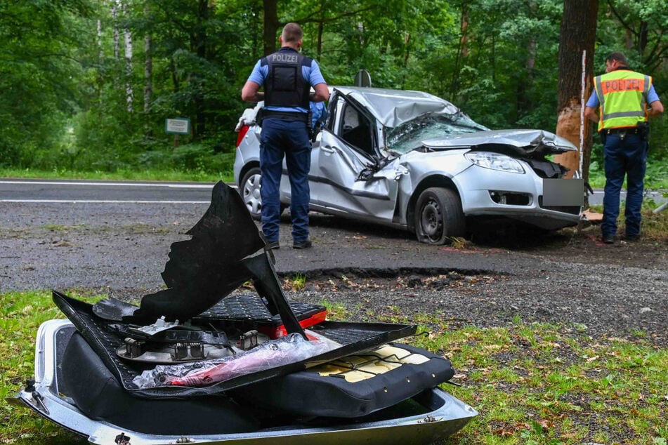 Auf der S24 bei Wermsdorf ist am Montagnachmittag ein Skoda mit einem Baum kollidiert.