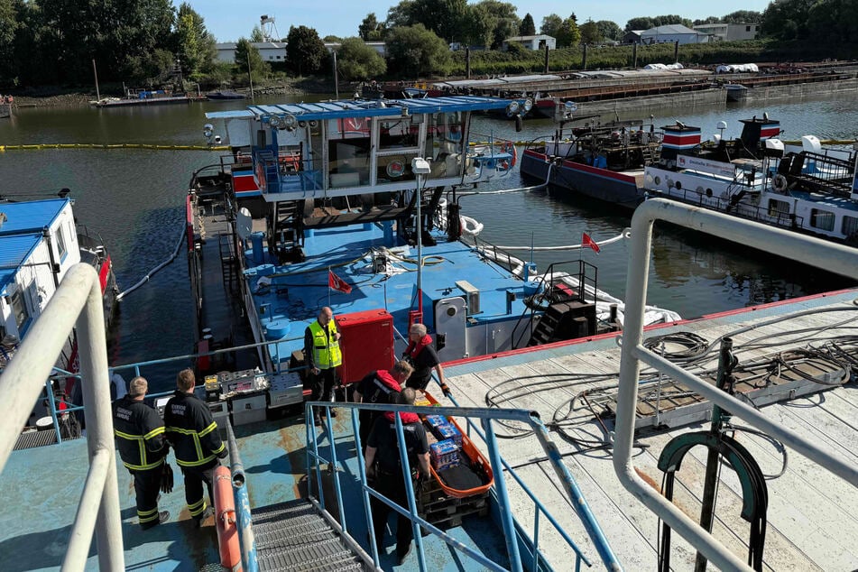 Hamburg: 4000-Liter-Tank: Boot verliert Schiffsdiesel im Hamburger Hafen