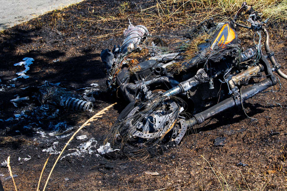 Das Motorrad hatte nach dem Zusammenstoß Feuer gefangen.