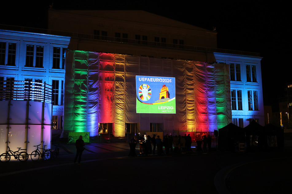 Ab 20.24 Uhr erstrahlte das Logo der Host City Leipzig an der Fassade der Oper Leipzig.