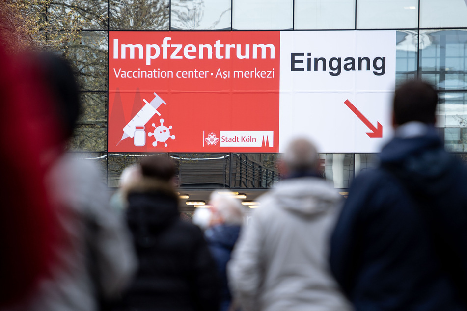In Köln sind Menschen zu ihrem Impftermin erschienen, mussten dann aber feststellen, dass das Impfzentrum geschlossen hat. (Archivfoto)