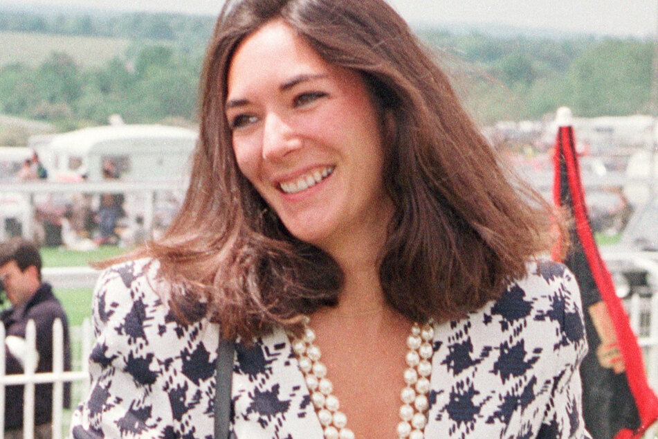 Ghislaine Maxwell (58) ist die Tochter des verstorbenen britischen Verlegers R. Maxwell. Die frühere Partnerin von Jeffrey Epstein (†66), dem Sexualverbrechen vorgeworfen wurden und der sich dann im Gefängnis umbrachte, befindet sich derzeit in den USA in Haft.