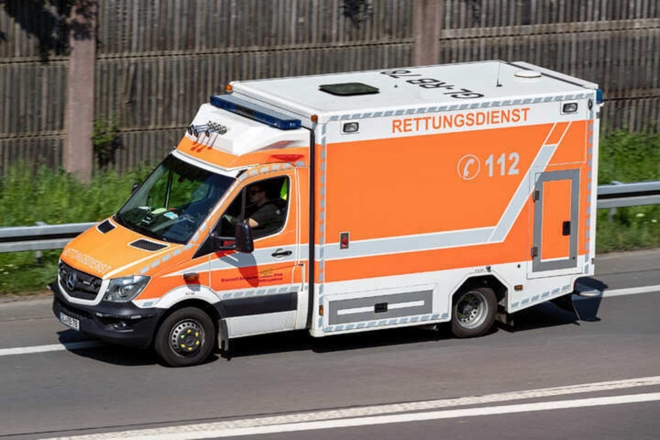 Tödlicher Frontal-Unfall auf Landstraße: Zwei Menschen sterben