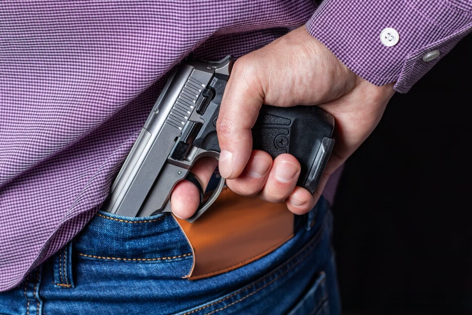 Kein Respekt! Ein Mann (37) spielte am Rande des Chemnitzer Friedenstages mit einer Spielzeugwaffe herum. (Symbolbild)