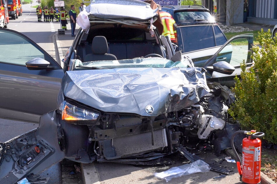 Die Mutter kam plötzlich in den Gegenverkehr und kollidierte mit einem Lkw.