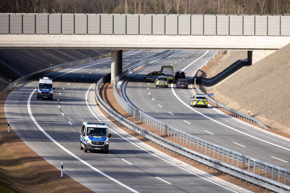 Die Abseilaktion von einer Brücke auf der A49 sorgte für einen Großeinsatz der Polizei.