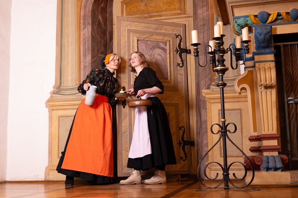 Die Kammerdienerinnen Agnes und Luise begleiten Euch bei "Durch Höfe und Keller - Plaudereien mit den Kammerdienerinnen".