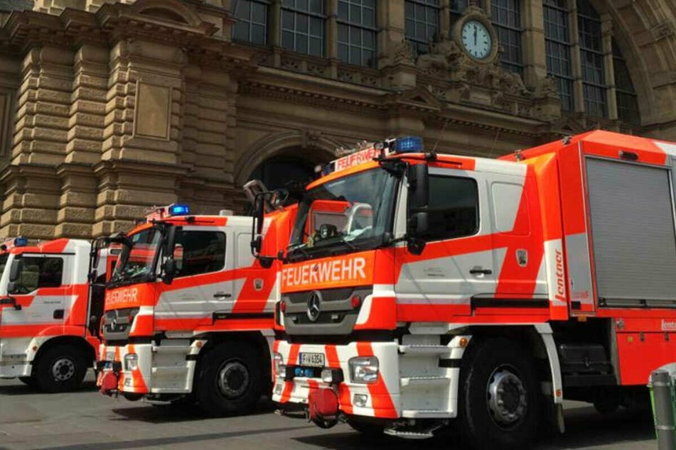 Zahlreiche Einsatzkräfte der Feuerwehr waren nach dem Angriff zum Frankfurter Hauptbahnhof geeilt.