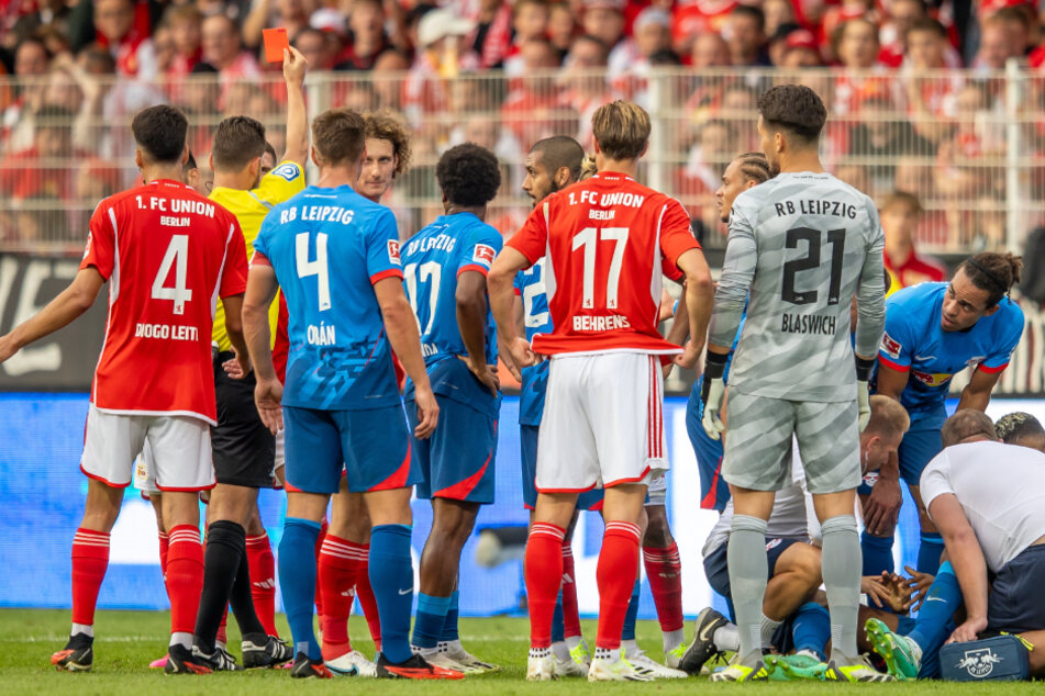 Das 250. Bundesligaspiel für Kevin Volland endete vorzeitig. Schiedsrichter Daniel Schlager zeigt ihm die Rote Karte.