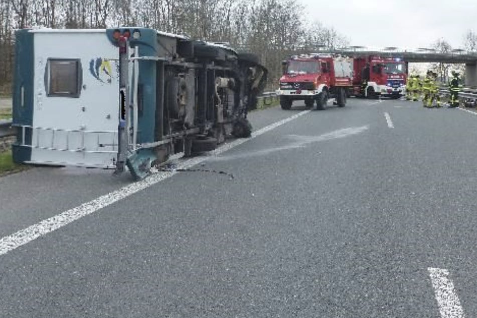 Schwerer Unfall auf der A27: Wohnmobil überschlägt sich auf der Autobahn