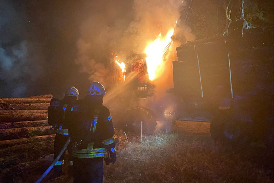 In der Nacht brannte in Salzwedel ein vollgeladener Holzlaster. Die Feuerwehr war im Einsatz.