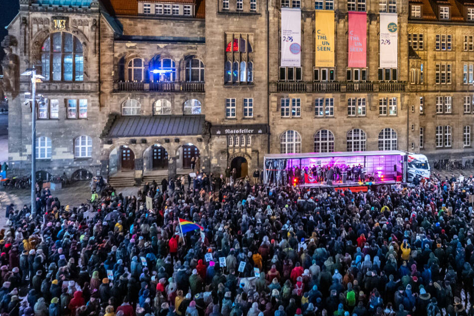 Für Demokratie, gegen Rechtsextremismus: Über 2000 Menschen am Chemnitzer Neumarkt