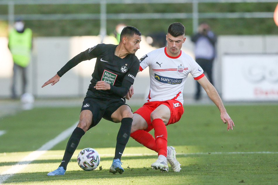 FCKs Kenny Prince Hussein Redondo und der Zwickauer Jozo Stanic kämpfen um den Ball.