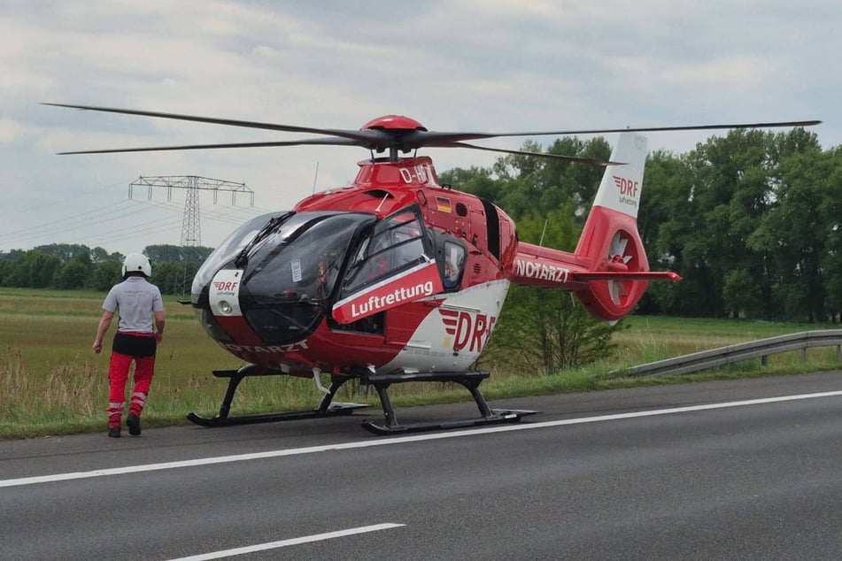 Ein Rettungshubschrauber ist an der Unfallstelle gelandet.
