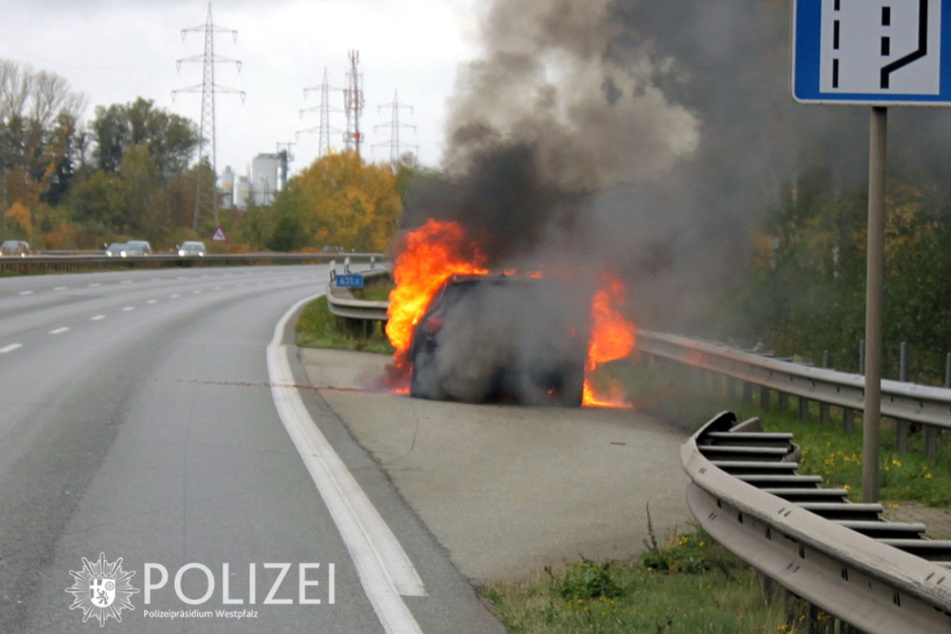 Im Bereich der Nothaltebucht wurde die Fahrbahn beschädigt.