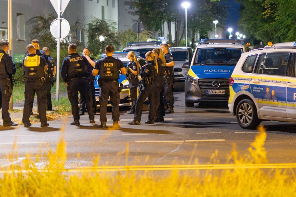 Flaschen-Attacke auf Polizisten: Einsatz auf Cottbuser Parkplatz eskaliert