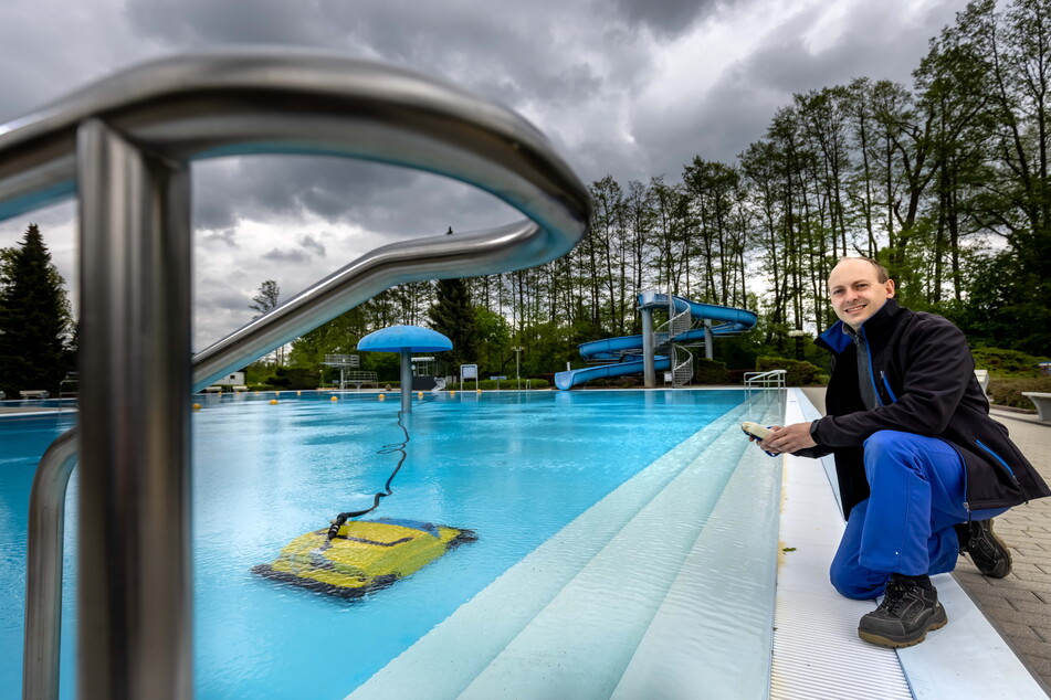 Das Freibad Wittgensdorf ist bereit für Gäste. Indes hält Jens Drechsel (35), Fachangestellter für Bäderbetriebe, mit einem Roboter das Beckens sauber.