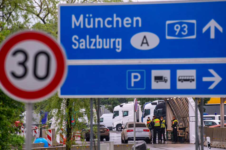 Polizisten kontrollieren auf der deutschen Seite den einreisenden Verkehr. Die Reisewarnung für 27 europäische Länder wurde in der Nacht zu Montag (15.06.2020) aufgehoben.