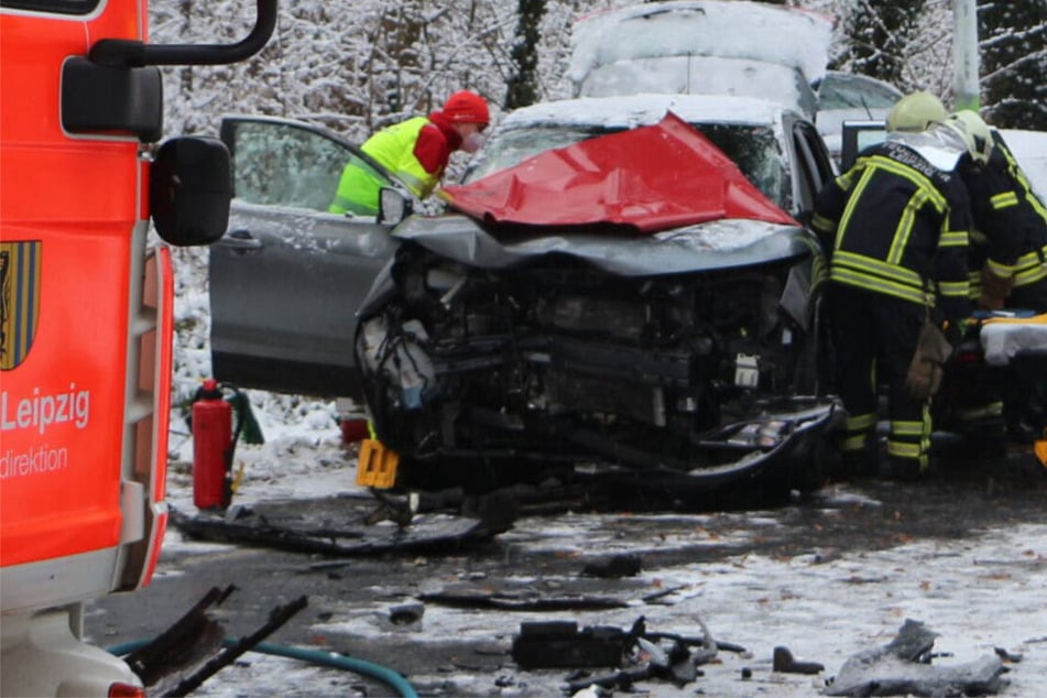 Auto gerät auf glatter Straße in Gegenverkehr: Zwei Verletzte bei Frontalcrash im Leipziger Westen