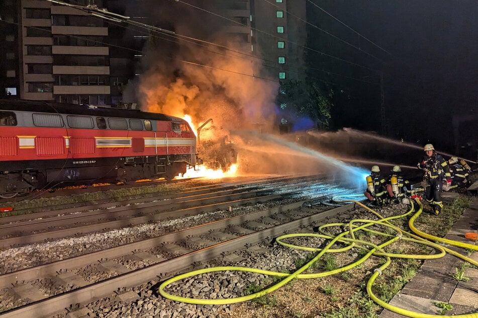 Während der Fahrt ist in der Samstagnacht ein Arbeiterzug in Flammen aufgegangen.