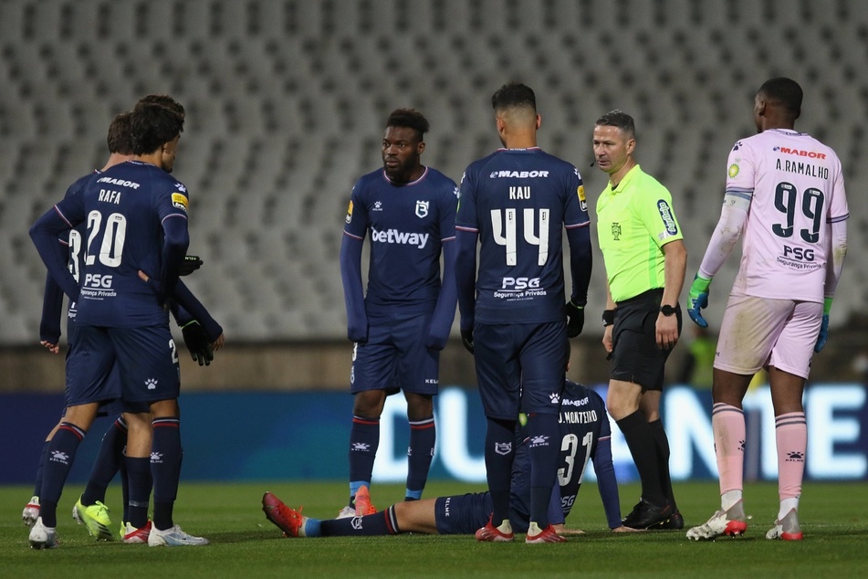 João Manuel Silva Monteiro (20) sorgte sitzend schließlich für den Spielabbruch. Nach seiner Verletzung wäre sein Team nur noch zu sechst gewesen.