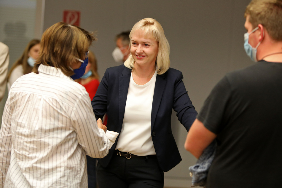 Kathrin Köhler (CDU) gewinnt den ersten Wahlgang. Pia Findeiß (64, SPD, links) gratuliert der CDU-Politikerin.