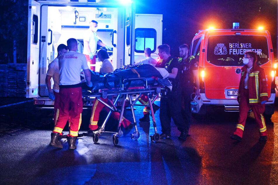Rettungskräfte kümmern sich um die schwer verletzte Radfahrerin (51). Sie musste ins Krankenhaus, wo sie stationär verblieb.