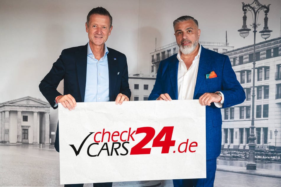 Hertha-BSC-Geschäftsführer Thomas E. Herrich (60, l.) und Firmengründer Ilhan Erikli präsentieren den neuen Hauptsponsor CheckCars24.