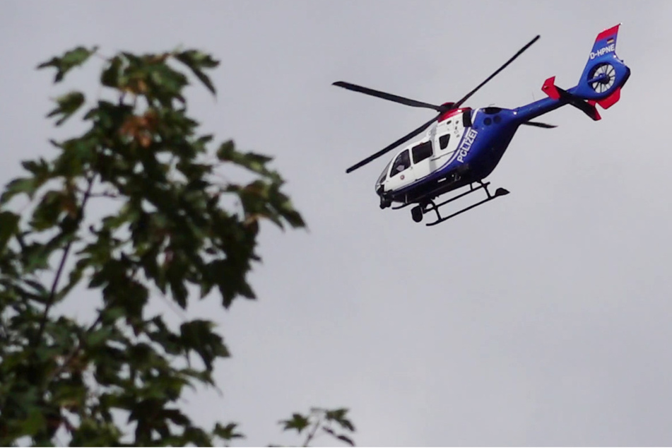 Bei einem Übungsflug mit einem Polizeihubschrauber sei es fast zu einer Kollision mit einer Drohne gekommen.