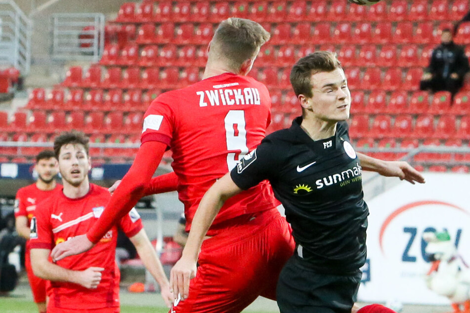 Da waren sie noch Gegner: Luca Horn (22, vorn) im Dezember beim Spiel FSV Zwickau gegen Hansa Rostock. In der neuen Saison trägt er das Trikot der Westsachsen.