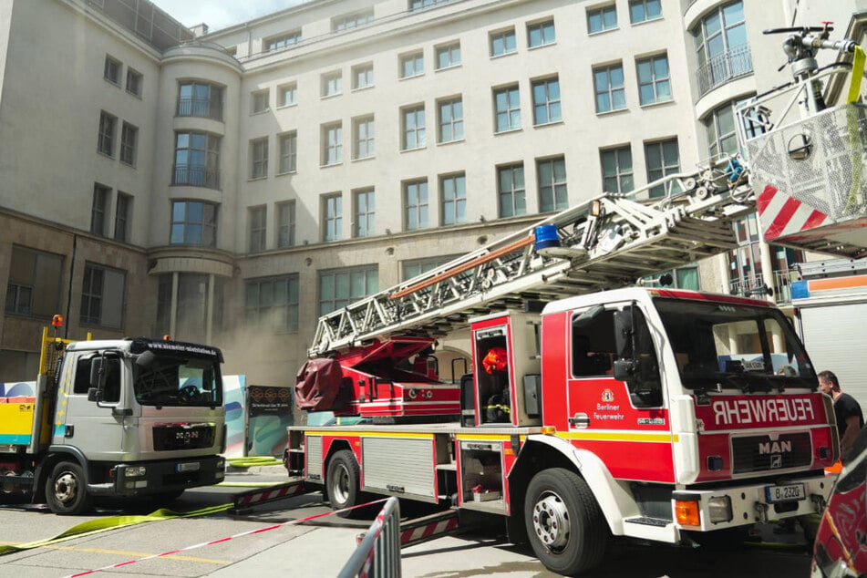 Berlin: Bürogebäude in Mitte brennt: Hitze treibt Feuerwehrleute an Grenzen