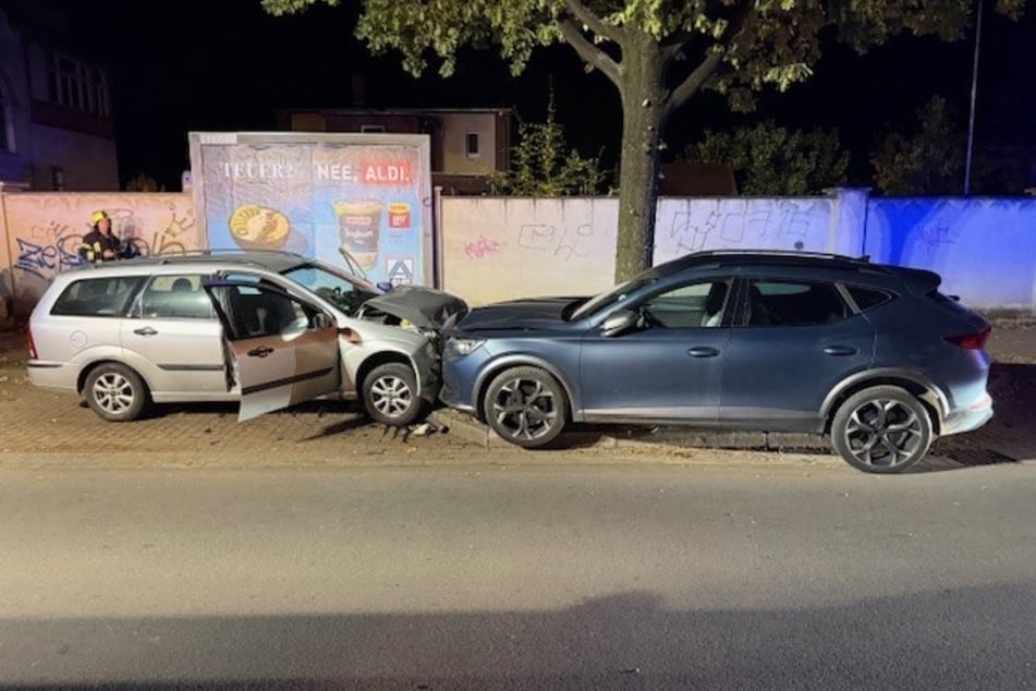 Der silberne Ford krachte frontal in ein am Straßenrand geparktes Auto.