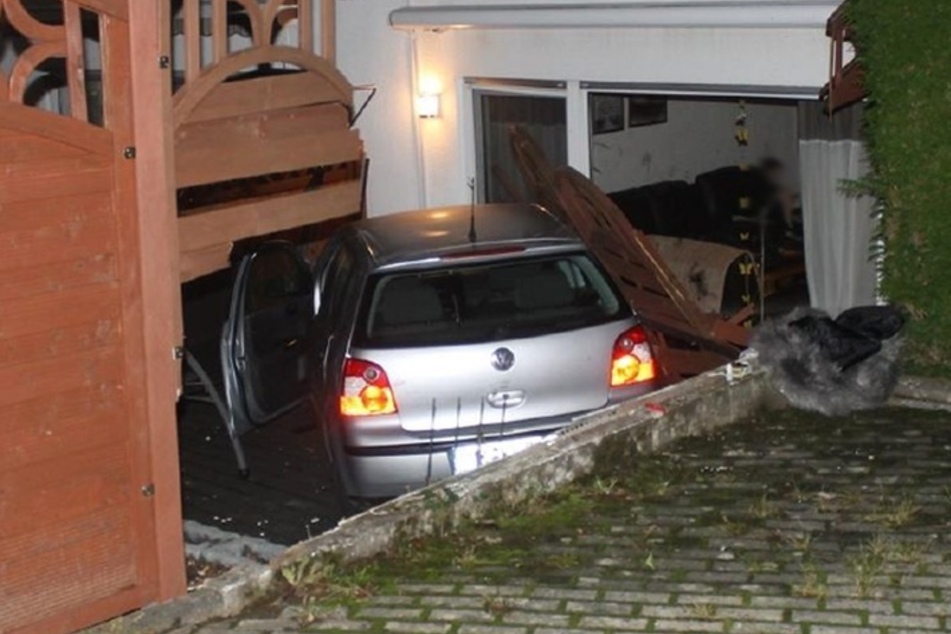 Der VW Polo rollte bergab, durchschlug einen Zaun und landete auf der Terrasse eines Wohnhauses.