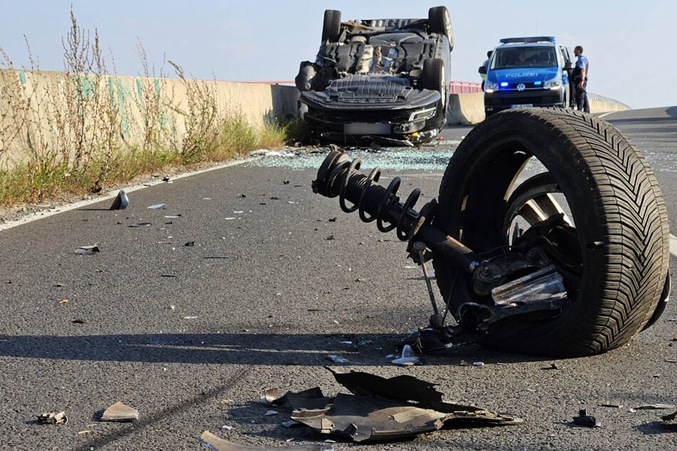 Schwerer Unfall mit drei Verletzten im Leipziger Norden: VW bleibt auf dem Dach liegen