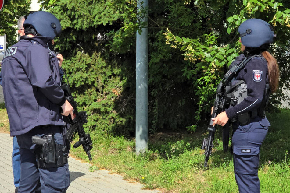 Die Einsatzkräfte haben das Gelände des Obst-Großhandels weiträumig abgesperrt.