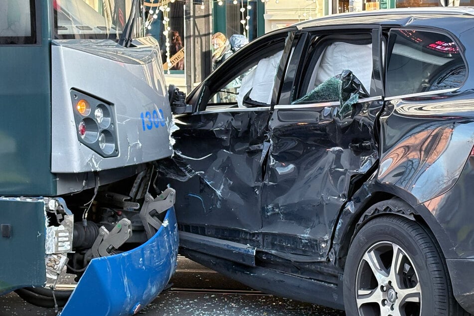 Beide Fahrzeuge waren danach stark beschädigt.