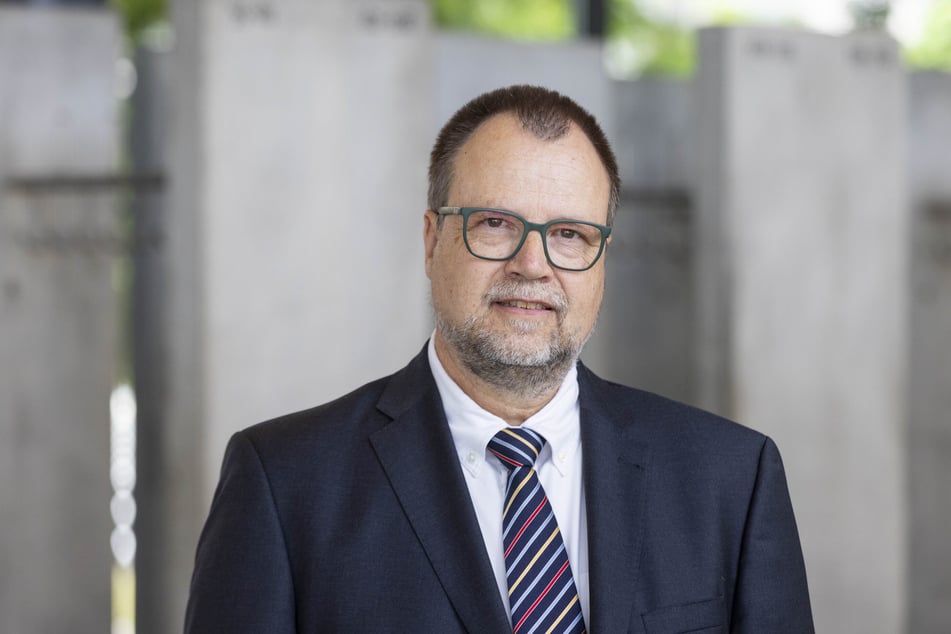 Der Vizepräsident des Rechnungshofs, Stefan Rix (61), hat die Stellenempfehlung für sächsische Kommunen erarbeitet.