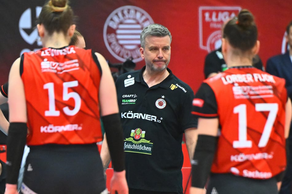 0:2-Rückstand: Die Ausgangslage spricht gegen Alex Waibl (58, M.) und sein Team. Aber der DSC-Coach glaubt an das Wunder.